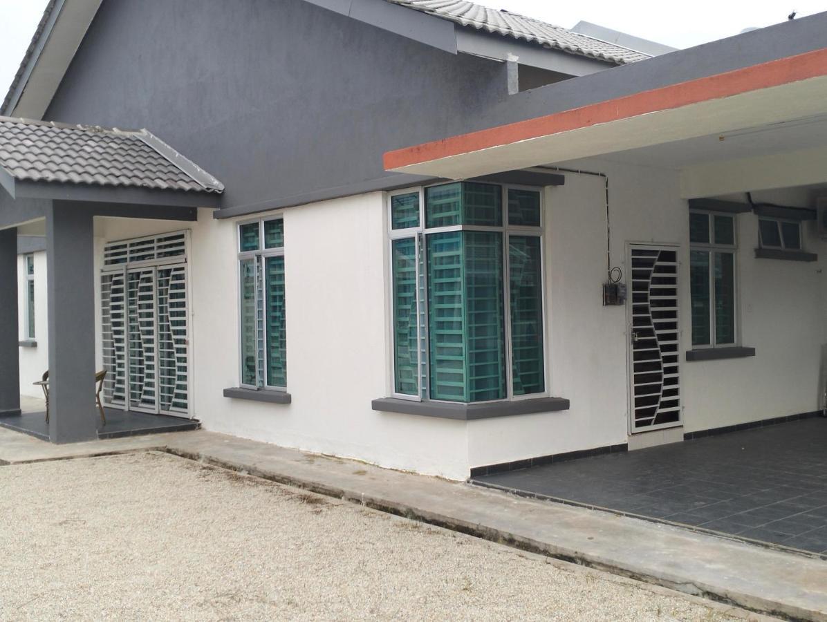 D'Sara Homestay Fully Furnished 3 Bedrooms All Aircond 2 Miles Centre Chukai Екстериор снимка