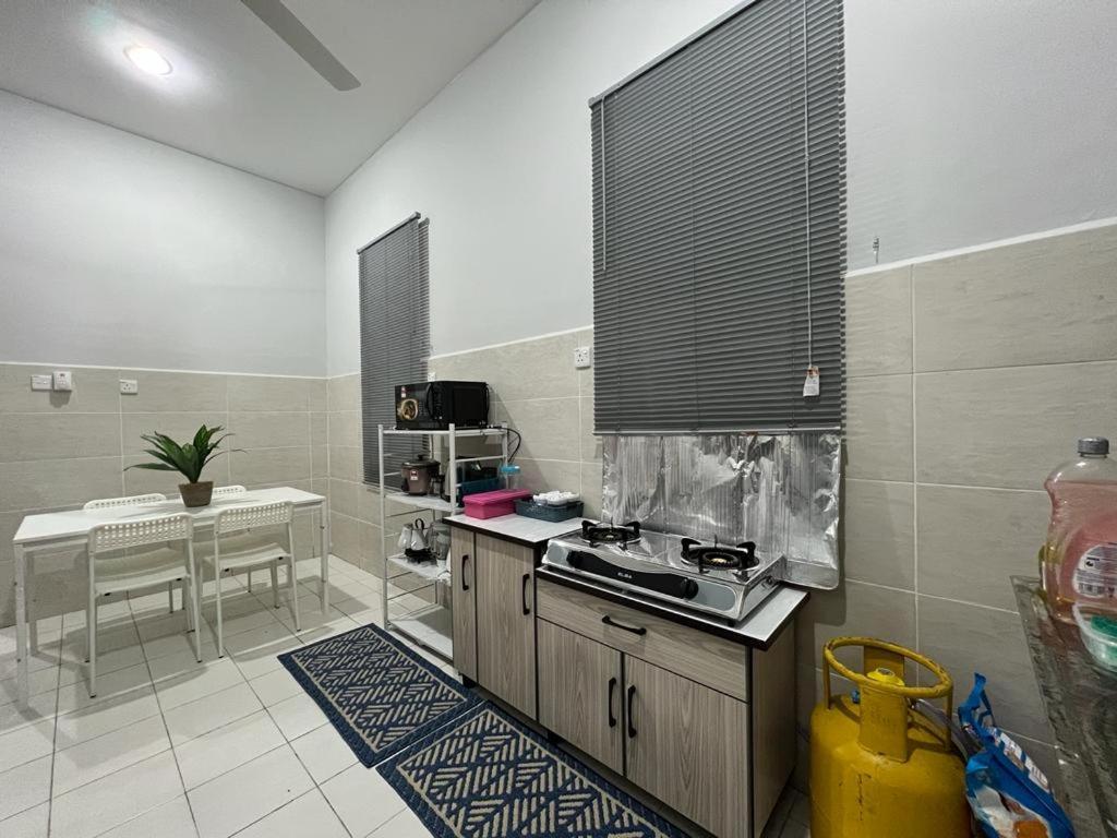 D'Sara Homestay Fully Furnished 3 Bedrooms All Aircond 2 Miles Centre Chukai Екстериор снимка