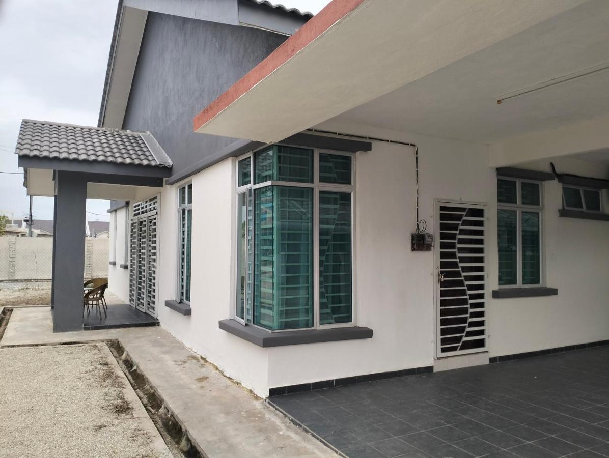 D'Sara Homestay Fully Furnished 3 Bedrooms All Aircond 2 Miles Centre Chukai Екстериор снимка