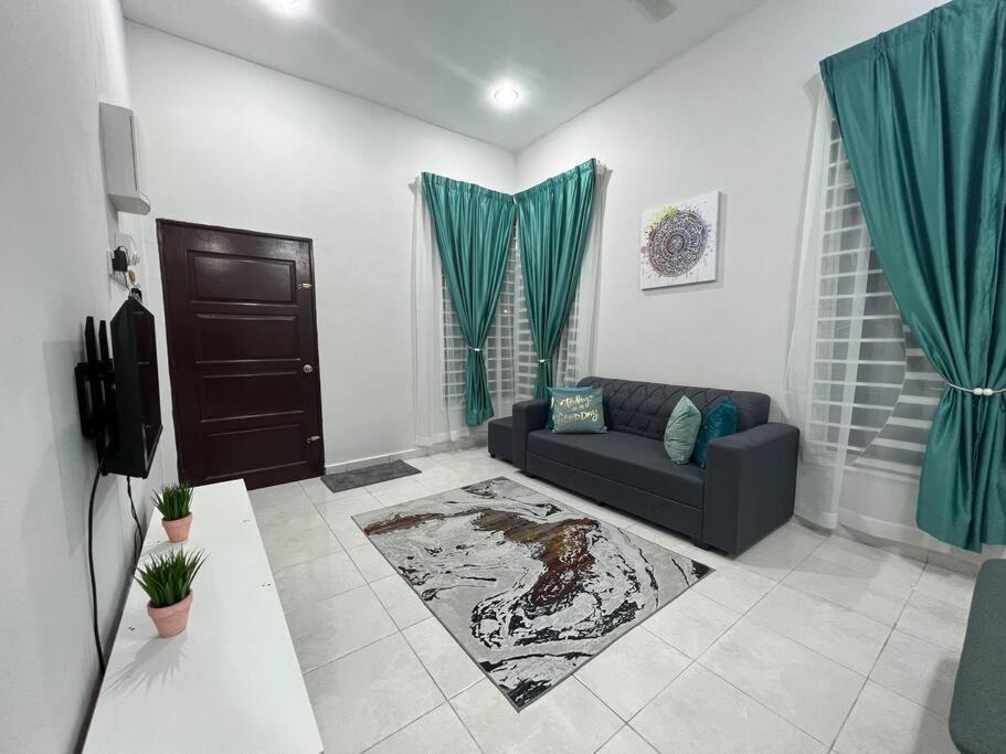D'Sara Homestay Fully Furnished 3 Bedrooms All Aircond 2 Miles Centre Chukai Екстериор снимка