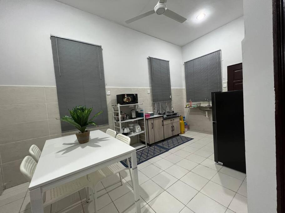 D'Sara Homestay Fully Furnished 3 Bedrooms All Aircond 2 Miles Centre Chukai Екстериор снимка
