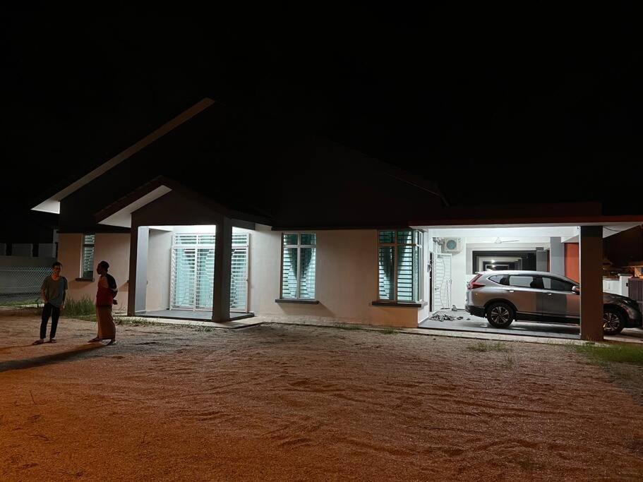 D'Sara Homestay Fully Furnished 3 Bedrooms All Aircond 2 Miles Centre Chukai Екстериор снимка