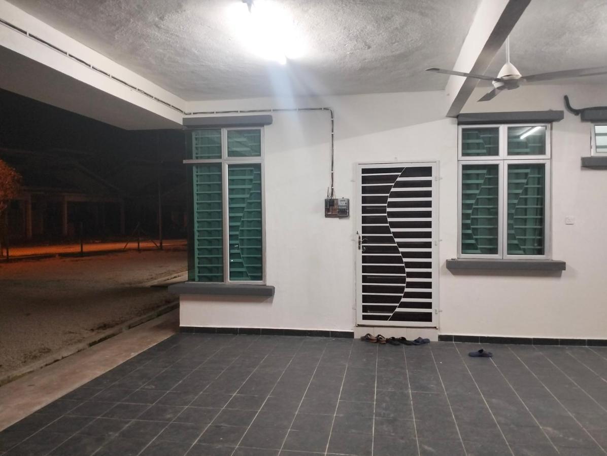 D'Sara Homestay Fully Furnished 3 Bedrooms All Aircond 2 Miles Centre Chukai Екстериор снимка