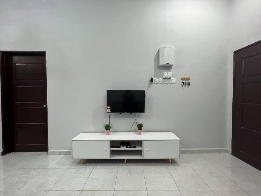 D'Sara Homestay Fully Furnished 3 Bedrooms All Aircond 2 Miles Centre Chukai Екстериор снимка