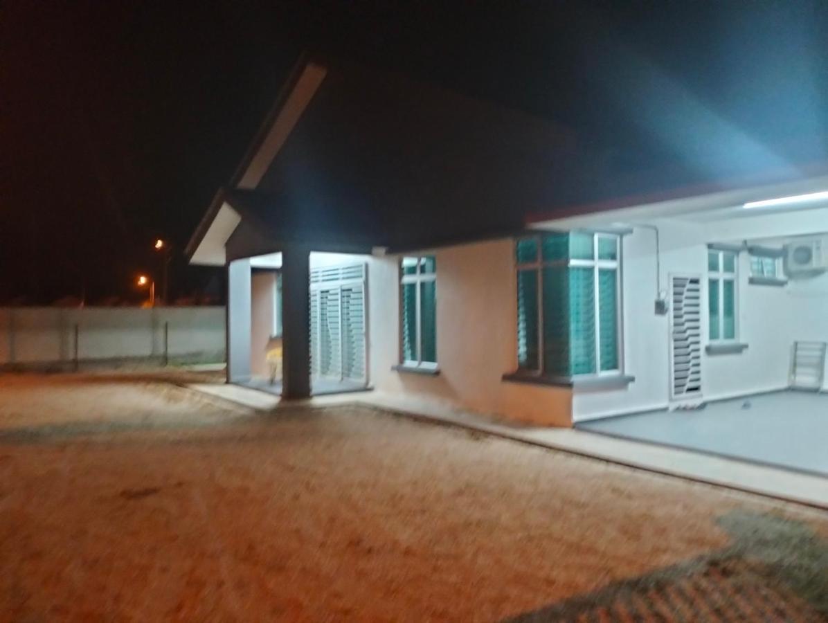 D'Sara Homestay Fully Furnished 3 Bedrooms All Aircond 2 Miles Centre Chukai Екстериор снимка